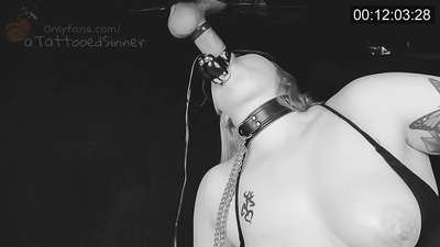 Linda chica con tetas perfectas en el gloryhole