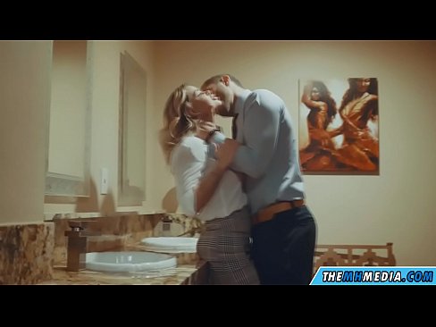 ❤️ Cuando una rubia tetona te seduce en un baño público Porno vk en es.pornhills-com.ru ❌️